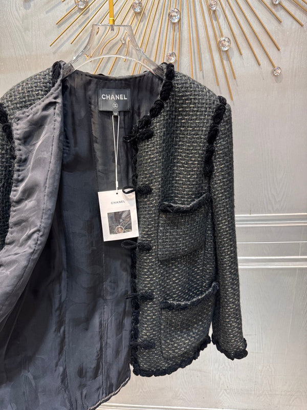Veste en tweed noir Chanel 2025 à quatre poches et bordure en velours