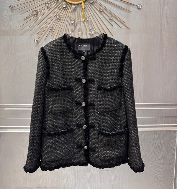 Veste en tweed noir Chanel 2025 à quatre poches et bordure en velours
