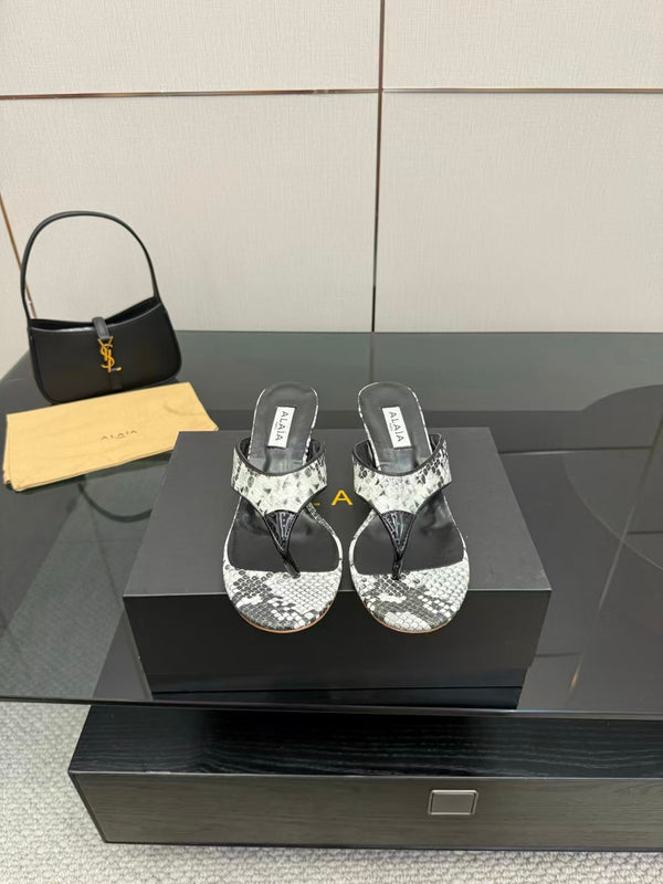 Alaïa Infradito Thong Sandals 55 Black White in Snakeskin Pattern combined with Mirror Finish