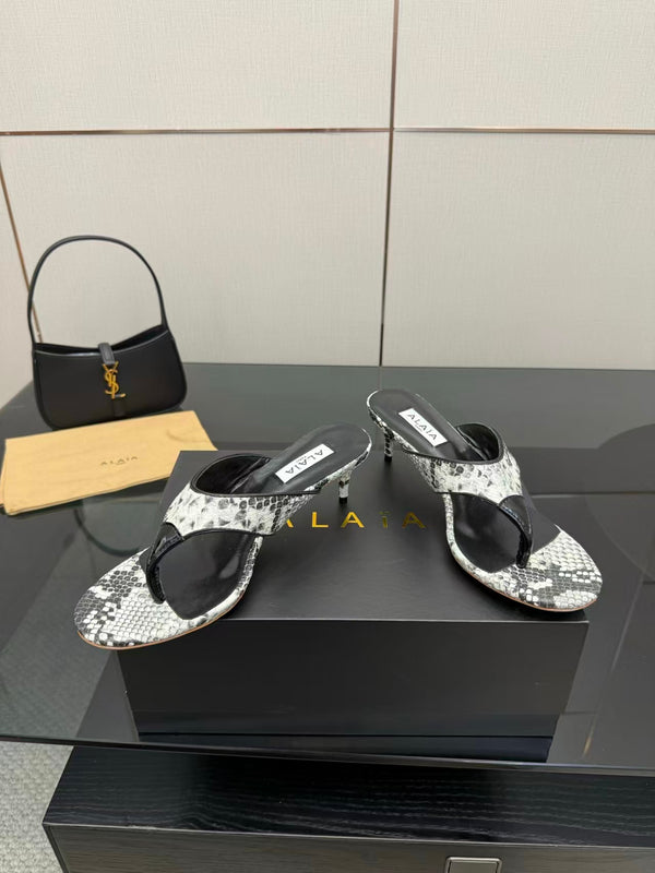 Alaïa Infradito Thong Sandals 55 Black White in Snakeskin Pattern combined with Mirror Finish
