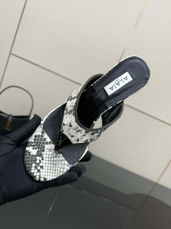 Alaïa Infradito Thong Sandals 55 Black White in Snakeskin Pattern combined with Mirror Finish