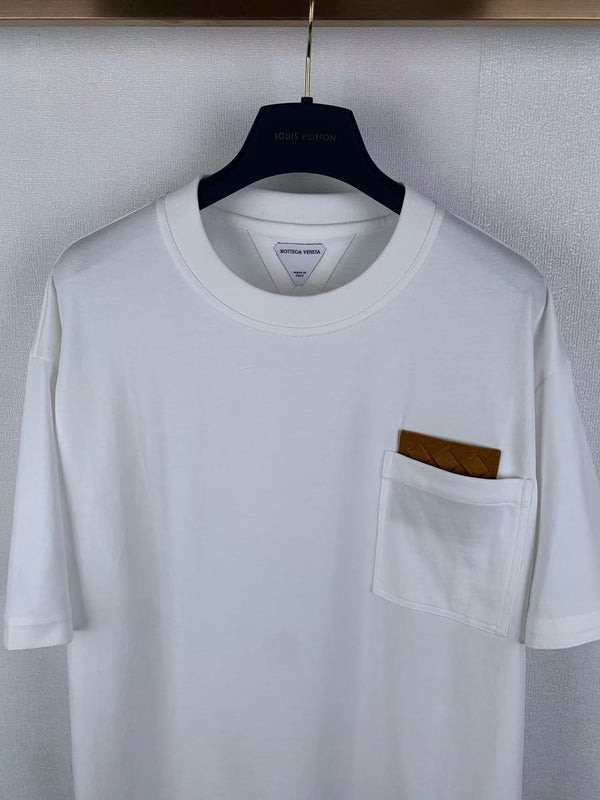 BV T-shirt with a leather-trimmed chest pocket in Cotton