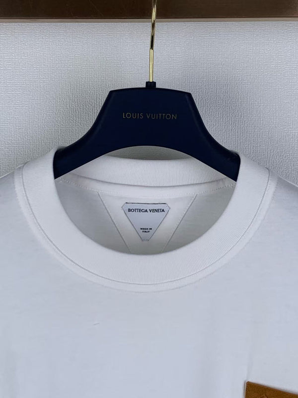 BV T-shirt with a leather-trimmed chest pocket in Cotton