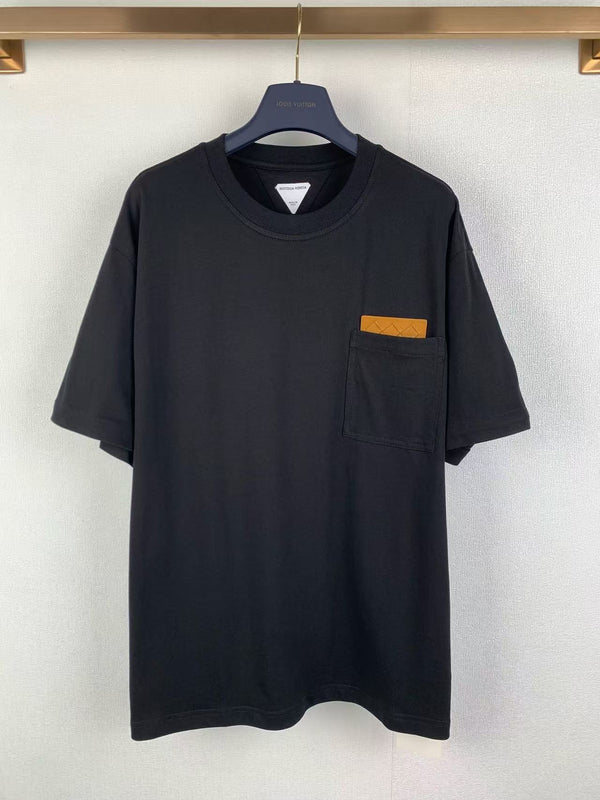 BV T-shirt with a leather-trimmed chest pocket in Cotton