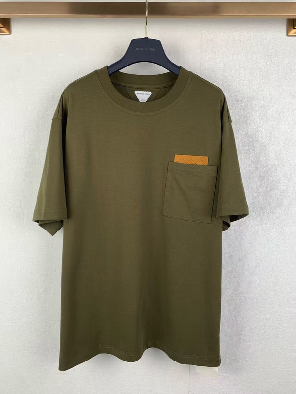 BV T-shirt with a leather-trimmed chest pocket in Cotton