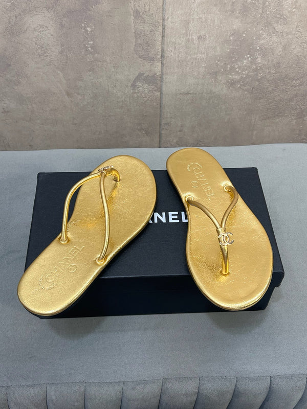 CC 26ss Flip-Flops Gold Metalic Calfskin