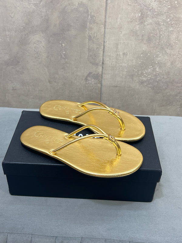 CC 26ss Flip-Flops Gold Metalic Calfskin