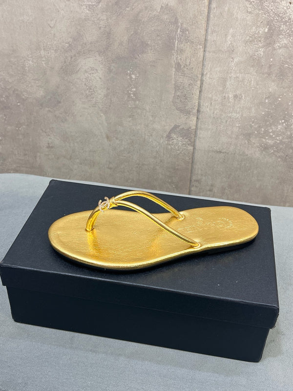 CC 26ss Flip-Flops Gold Metalic Calfskin