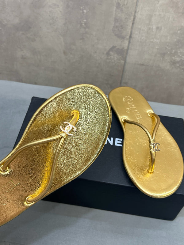 CC 26ss Flip-Flops Gold Metalic Calfskin