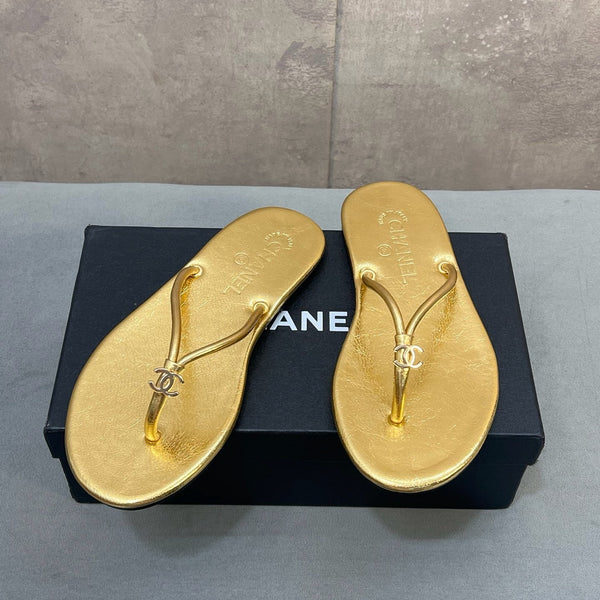 CC 26ss Flip-Flops Gold Metalic Calfskin