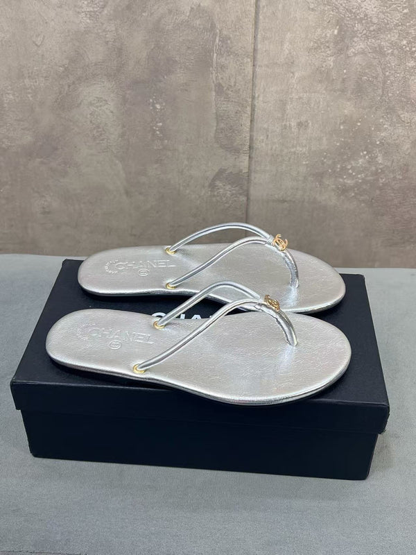CC 26ss Flip-Flops Silver Metalic Calfskin