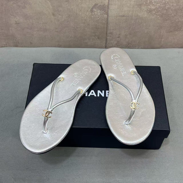 CC 26ss Flip-Flops Silver Metalic Calfskin