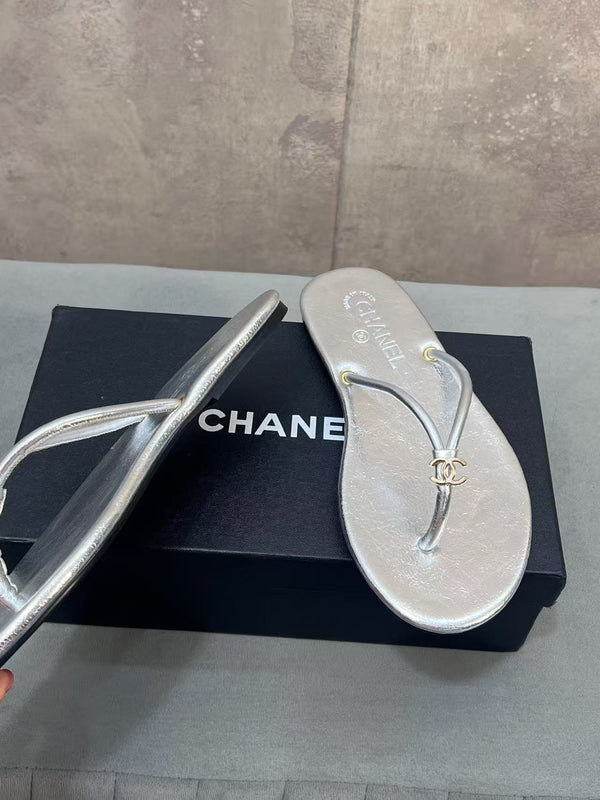 CC 26ss Flip-Flops Silver Metalic Calfskin