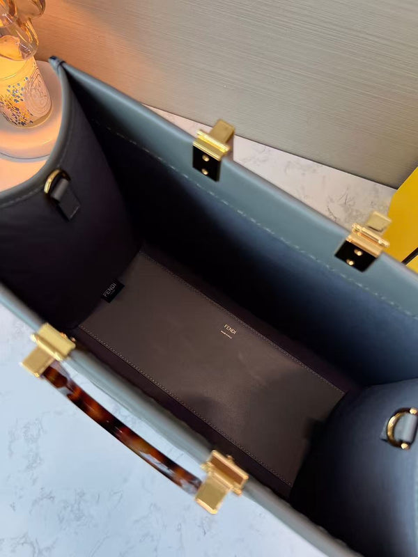 BORSA TOTE SHINE 40 IN PELLE DI VITELLO GOFFRATA VERDE PIETRA