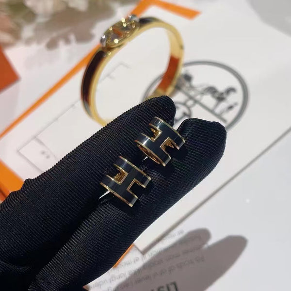 POP H SKY BLACK STUD EARRINGS