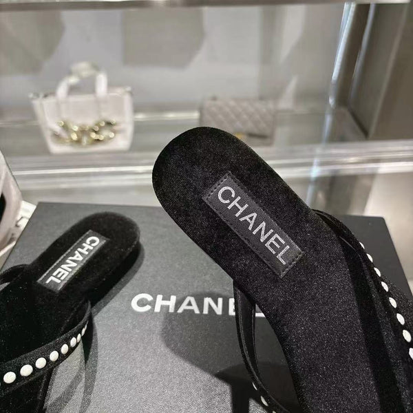 CC Pearl-Embellished Thong Sandals Black Velvet