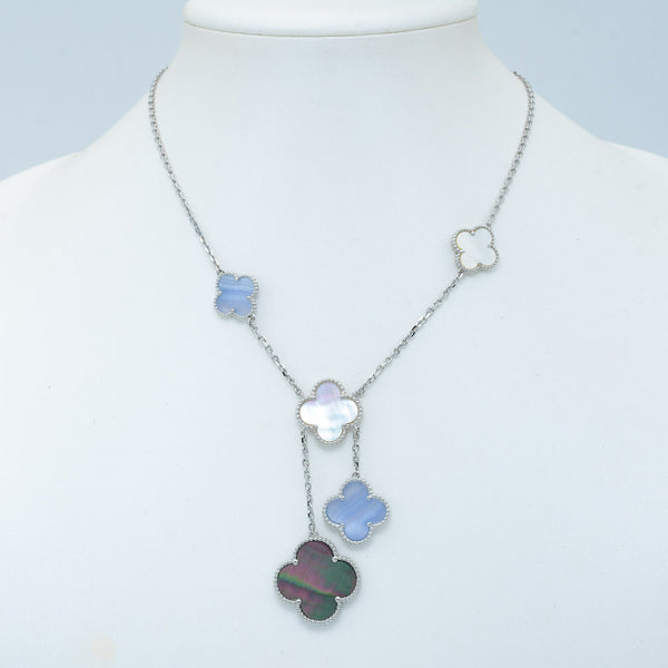 COLLANA IN CALCEDONIO CON TRIFOGLIO IN ARGENTO E 6 MOTIVI