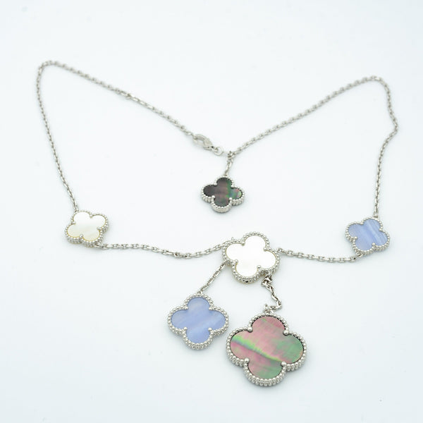 COLLANA IN CALCEDONIO CON TRIFOGLIO IN ARGENTO E 6 MOTIVI