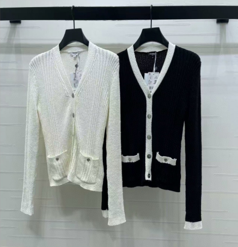 Cardigan en maille col V Chanel 2026 en viscose de laine blanche et noire