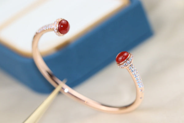 BRACCIALE APERTO IN ORO ROSA CON DIAMANTI E CORNIOLA POSSESSION 
