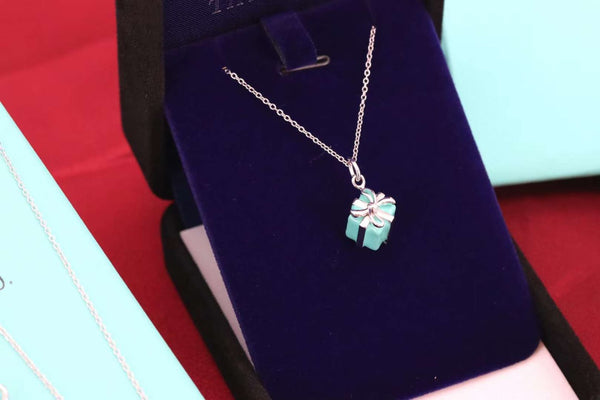 COLLANA CON CIONDOLO A SCATOLA BLU