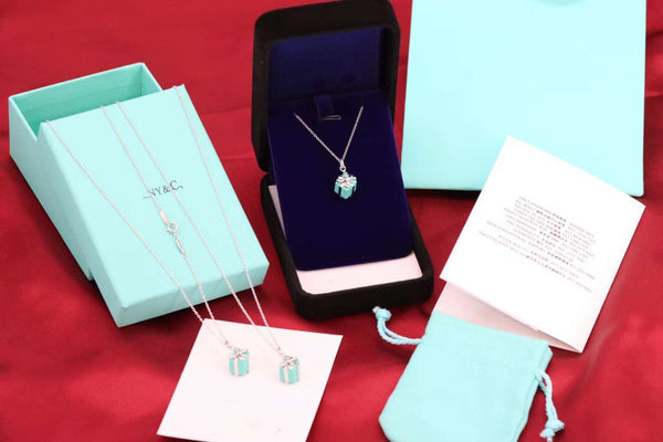 COLLANA CON CIONDOLO A SCATOLA BLU