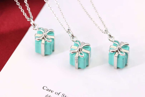 COLLANA CON CIONDOLO A SCATOLA BLU