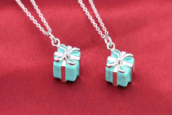 COLLANA CON CIONDOLO A SCATOLA BLU