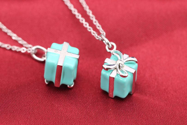 COLLANA CON CIONDOLO A SCATOLA BLU