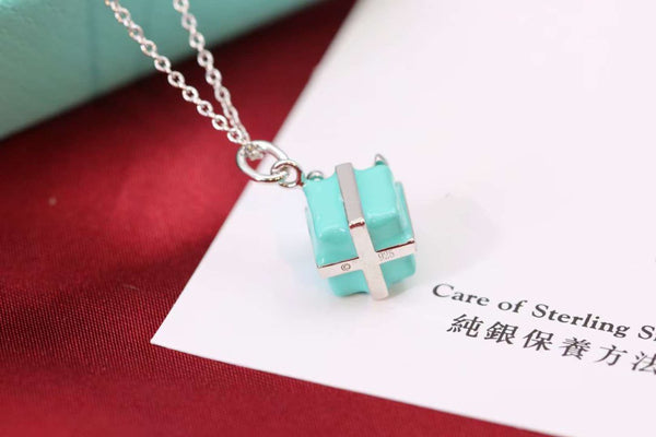 COLLANA CON CIONDOLO A SCATOLA BLU