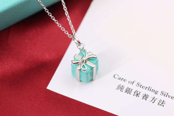 COLLANA CON CIONDOLO A SCATOLA BLU