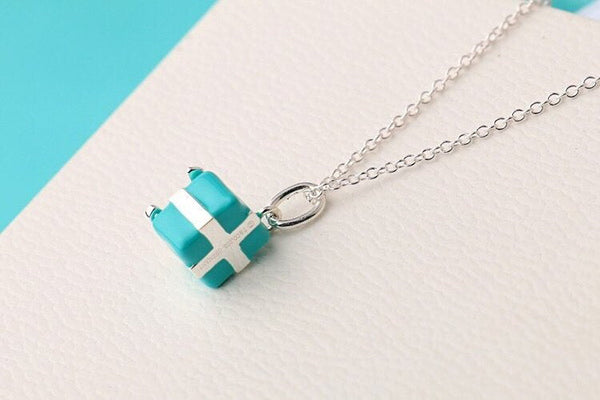 COLLANA CON CIONDOLO A SCATOLA BLU