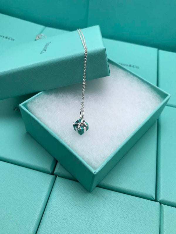 COLLANA CON CIONDOLO A SCATOLA BLU