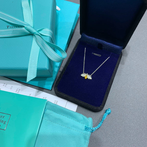 CIONDOLO LUCCIOLA CON DIAMANTI GIALLI E FIORI DI CARTA