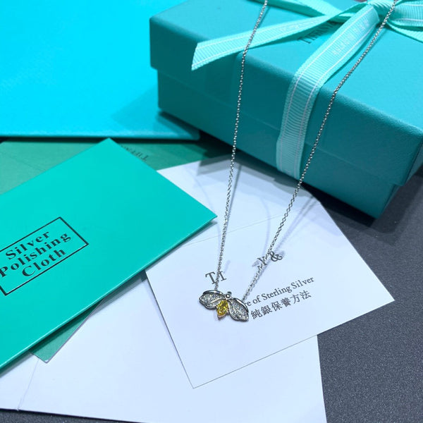 CIONDOLO LUCCIOLA CON DIAMANTI GIALLI E FIORI DI CARTA