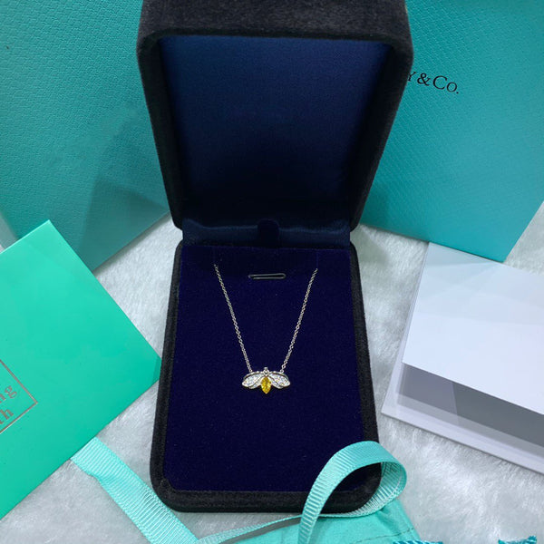 CIONDOLO LUCCIOLA CON DIAMANTI GIALLI E FIORI DI CARTA