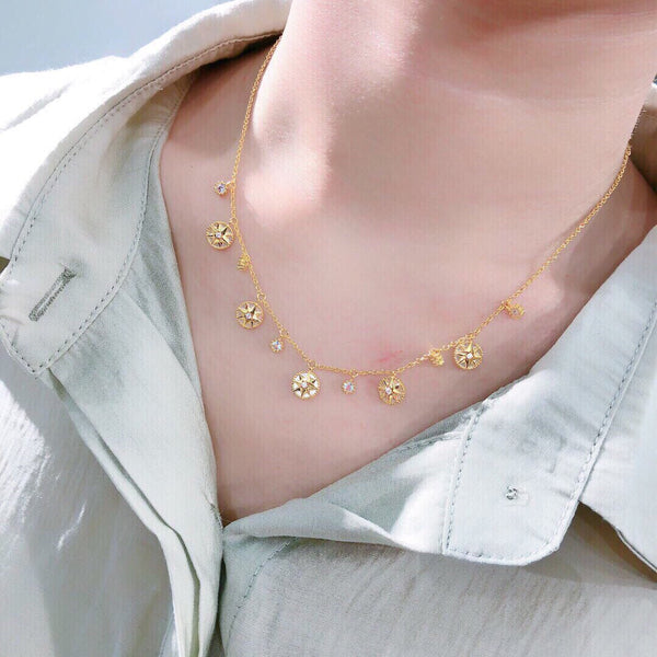 COLLANA ROSE DES VENTS ORO GIALLO, DIAMANTI E MADREPERLA