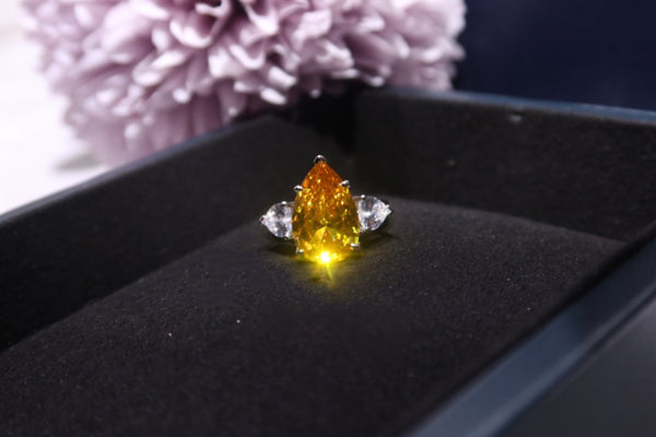 ANELLO PROMISE A FORMA DI PERA IN ARGENTO GIALLO CON DIAMANTI