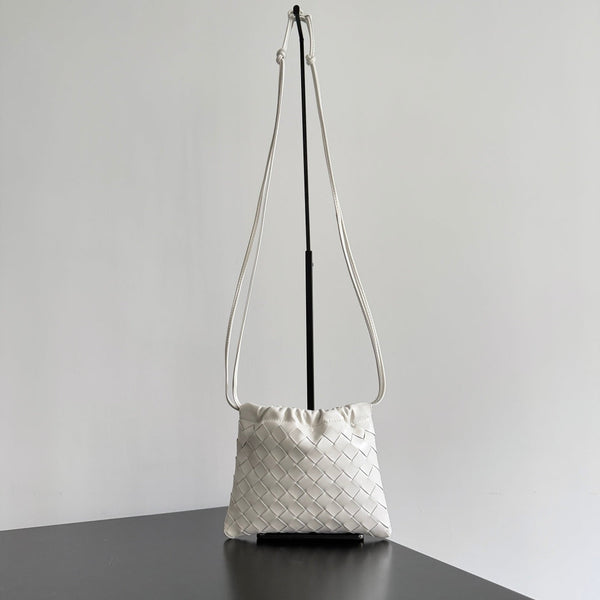 BV Small Dustbag 21cm Pelle di vitello intrecciata bianca
