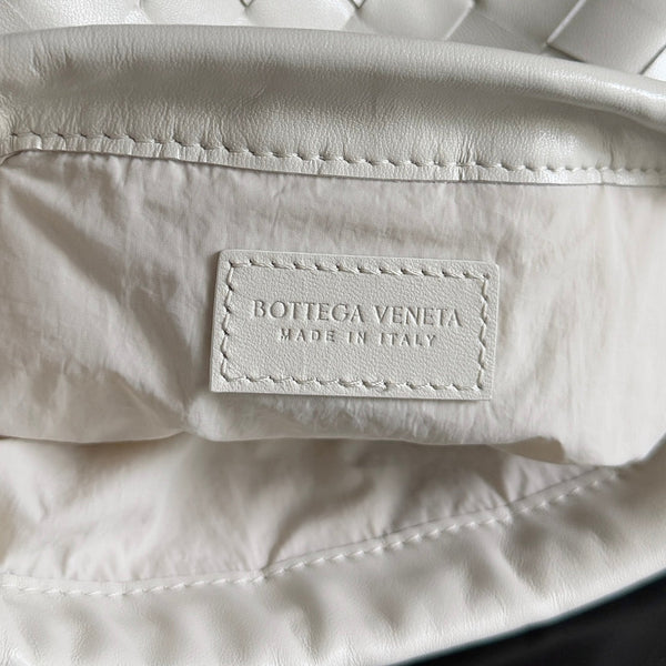 BV Small Dustbag 21cm Pelle di vitello intrecciata bianca