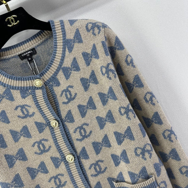 Cardigan Chanel 2025 avec nœud et logo double C en cachemire 329237