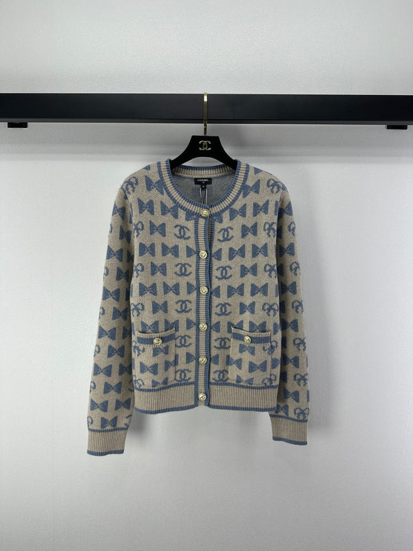 Cardigan Chanel 2025 avec nœud et logo double C en cachemire 329237
