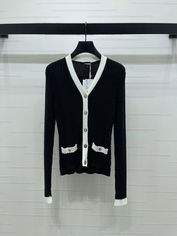 Cardigan en maille col V Chanel 2026 en viscose de laine blanche et noire