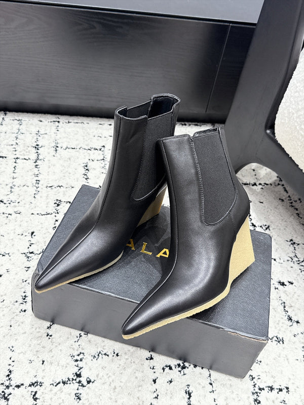 Alaia 26FW Pointed-Toe Chelsea Ankle Boots 9cm Cube Wedge Heel Patent Lether 197005