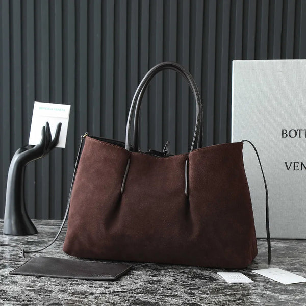 Borsa BV Pinacoteca 43 cm in pelle di vitello intrecciata marrone scuro e pelle scamosciata