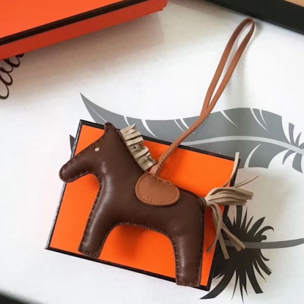 Ciondolo per borsa HM Rodeo Horse in pelle color cammello/grigio