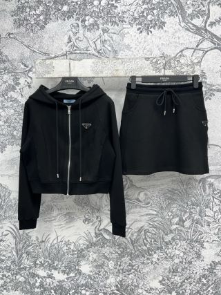 Completo giacca con cappuccio e gonna Prada 25 in cotone nero e grigio
