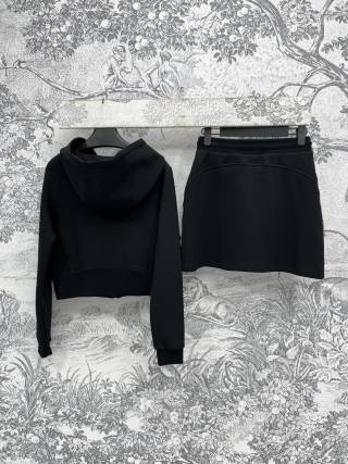 Completo giacca con cappuccio e gonna Prada 25 in cotone nero e grigio