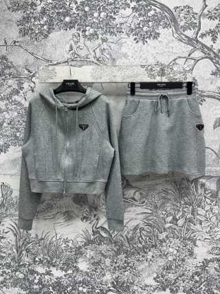 Completo giacca con cappuccio e gonna Prada 25 in cotone nero e grigio