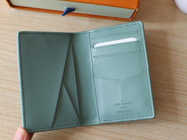 Organizer tascabile LV Monogram in pelle di mucca Taurillon grana